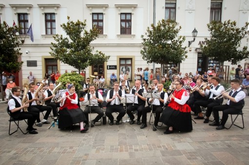 „Unsere Sommerkonzerte fungieren als eine wichtige Kohäsionskraft im Leben der ungarndeutschen Gemeinschaft in Fünfkirchen” „Unsere Sommerkonzerte fungieren als eine wichtige Kohäsionskraft im Leben der ungarndeutschen Gemeinschaft in Fünfkirchen”